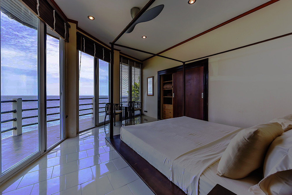 Master Bedroom (2/4)