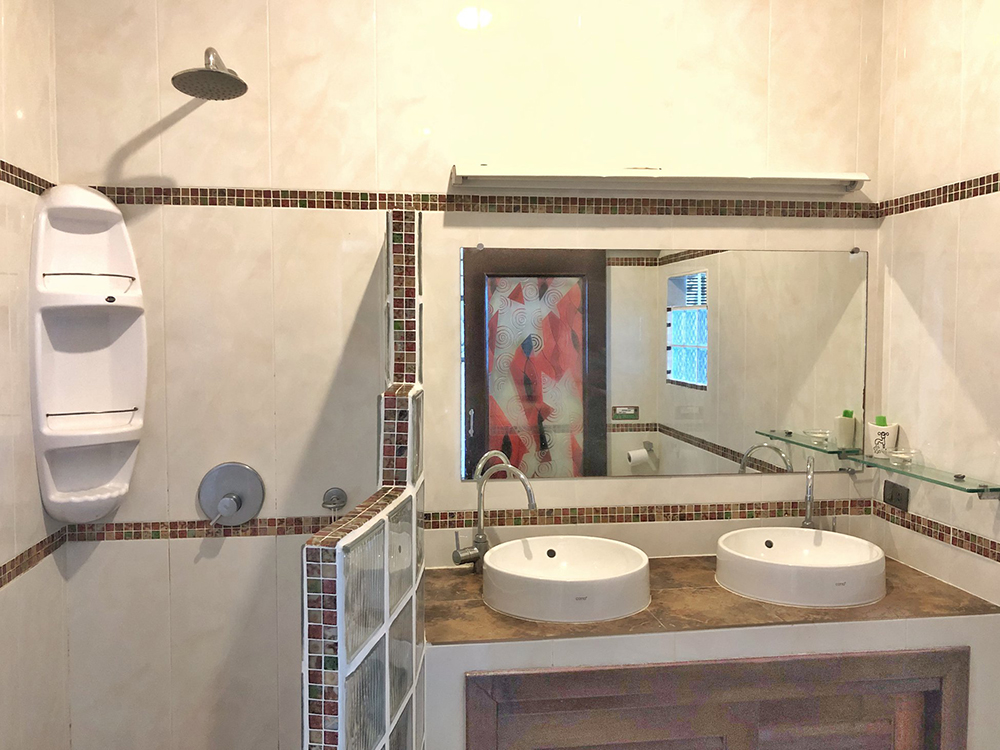 Master Bedroom (1/4) 